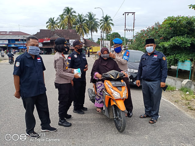 Pengurus Lemtari Bersama Kapolsek Kuok Bagikan 1000 Masker 3 kecamatan