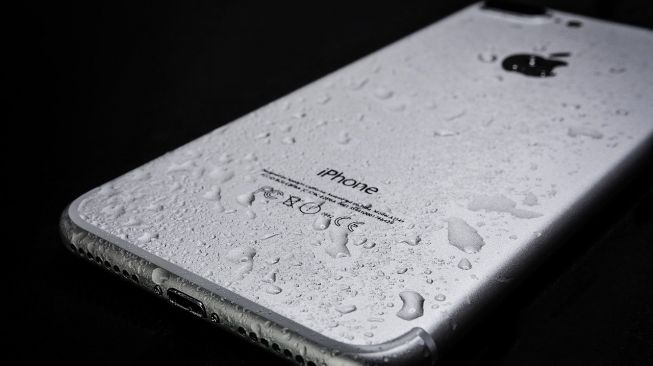 Warganet Bagikan Cara Mengeluarkan Air dari iPhone jika Tercebur
