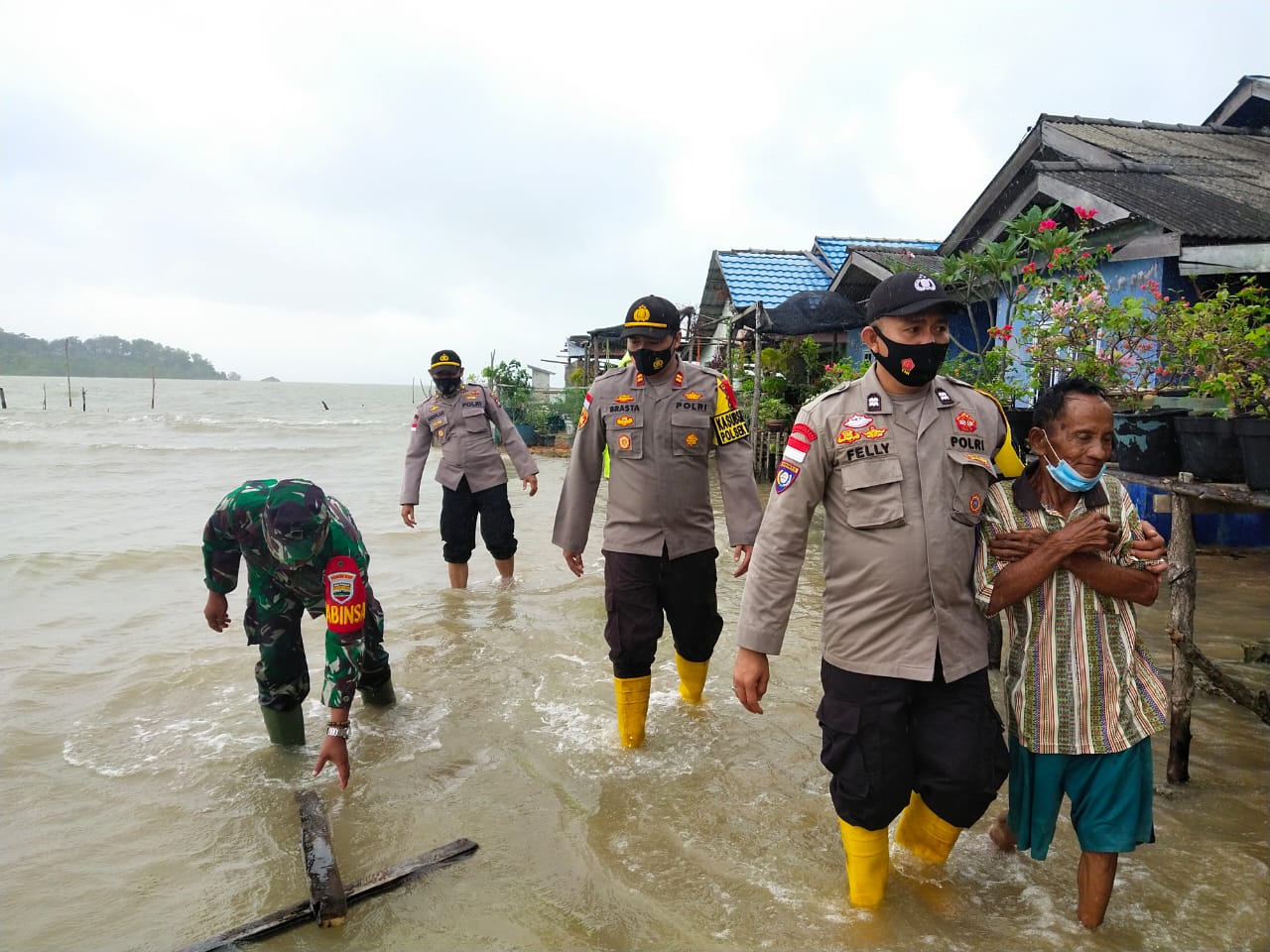 Polsek Tebing Polres Karimun Turun Langsung Bantu Evakuasi Korban Banjir