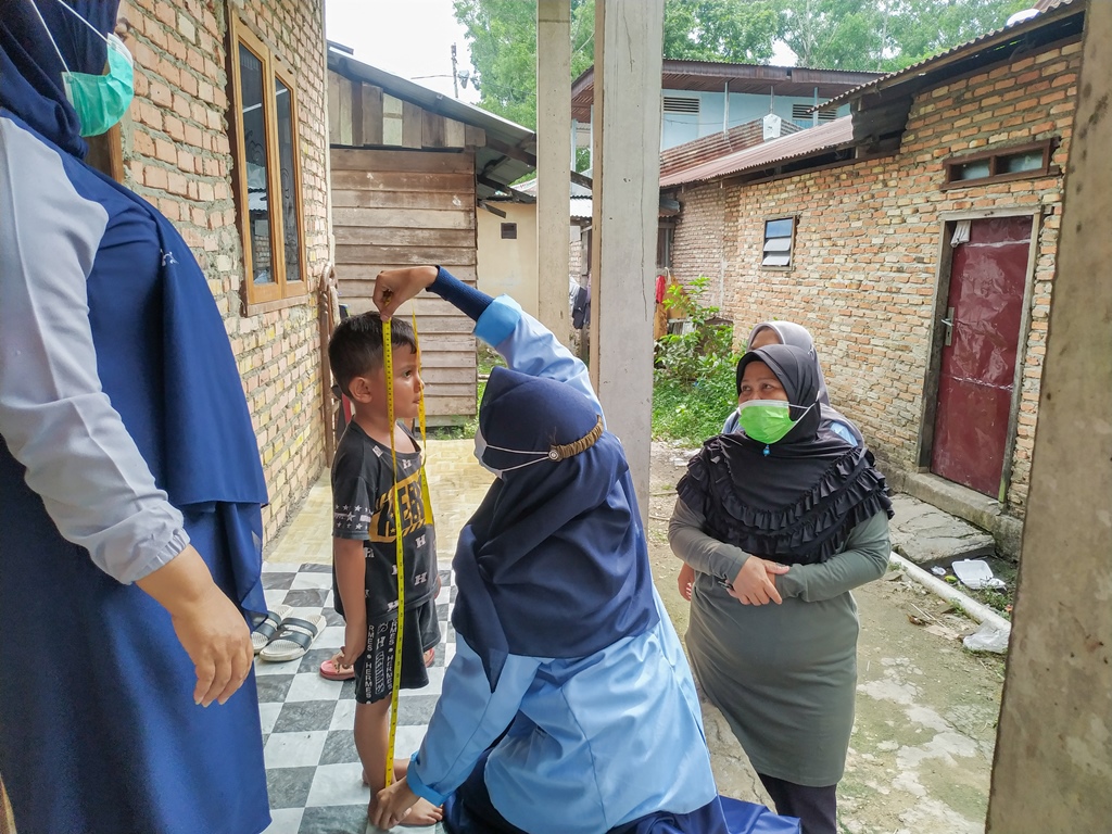 Mahasiswa Kukerta Unri Kelurahan Kampung Bantu Kader Posyandu Bagikan Vitamin A
