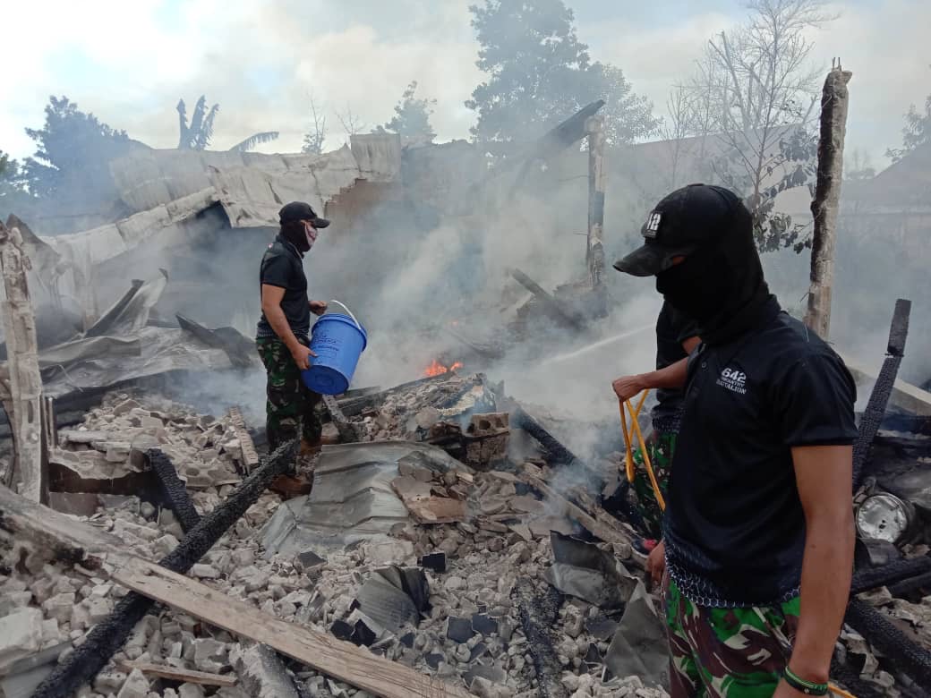 Aksi Cepat Tanggap Personel Satgas Pamtas Yonif 642/Kapuas Padamkan Kebakaran Rumah Warga