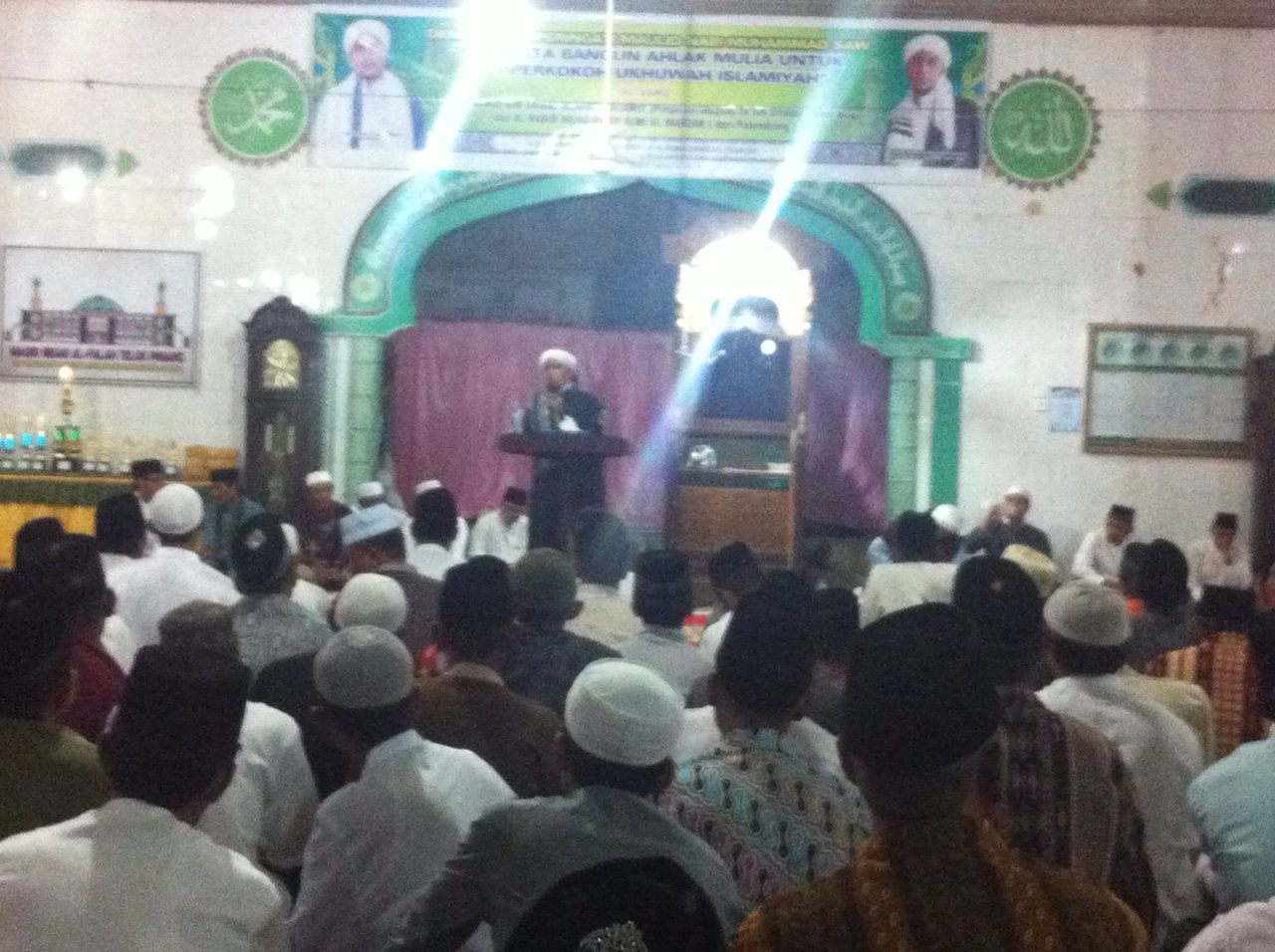 Peringati Maulid Nabi, Ratusan Umat Muslim Padati Masjid Al-Falah