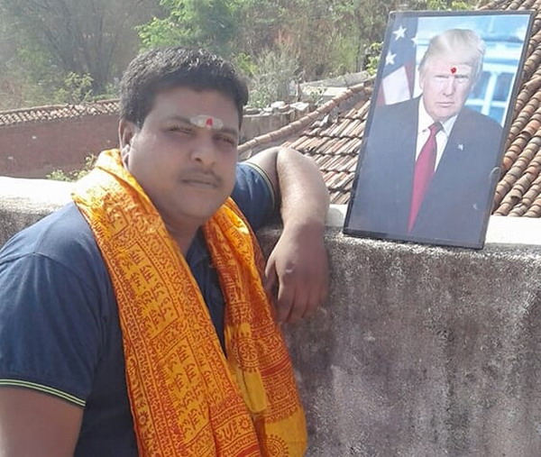 Petani ini Puja dan Sembah Trump Layaknya Dewa Hindu