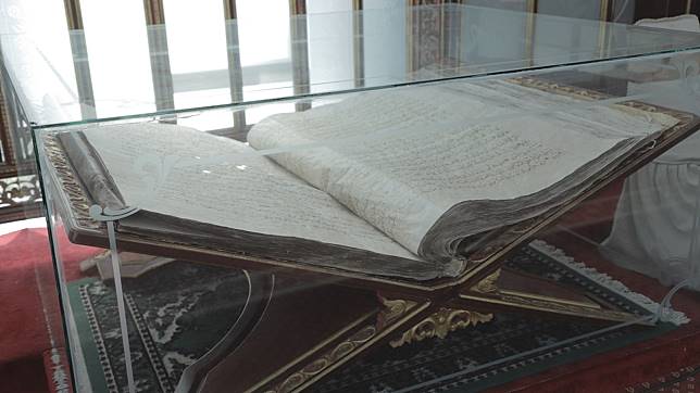 Menengok Al-Qur’an Raksasa Usia 250 Tahun di Solo