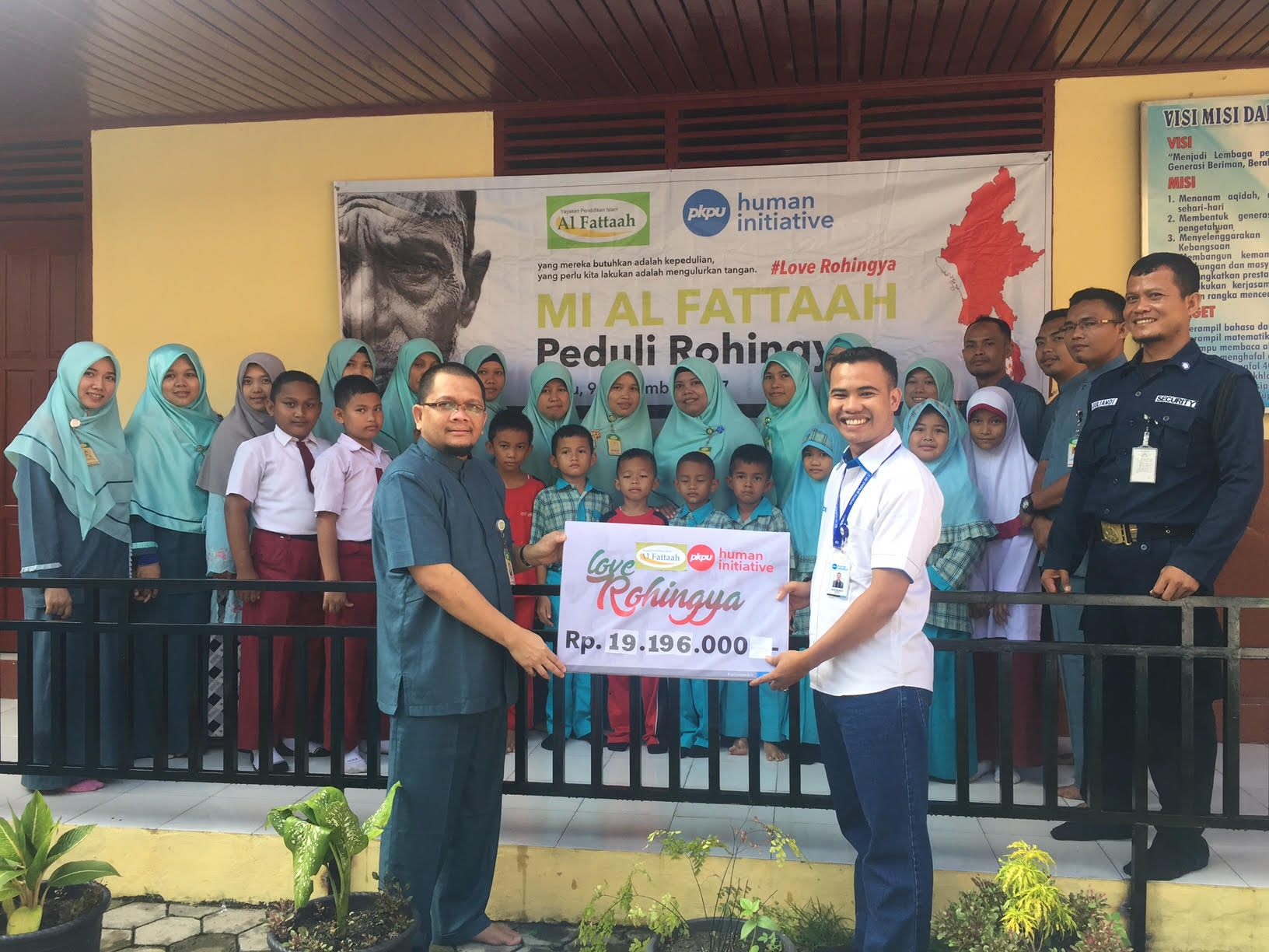 MI Al Fattaag Serahkan Donasi Kemanusiaan untuk Muslim Rohingya ke PKPU HI Riau