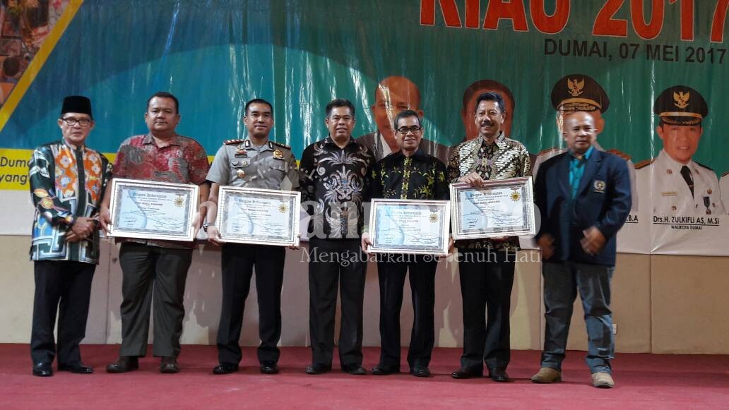 Bupati Kuansing H Mursini Bersama 3 Tokoh Pimpinan di Riau Dianugrahi Penghargaan PWI Award 2017