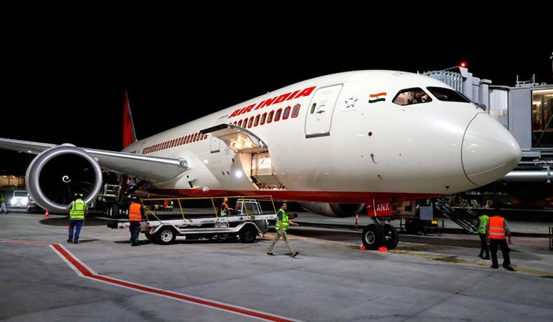 Pramugari Air India Jatuh saat Tutup Pintu Pesawat yang Akan Terbang