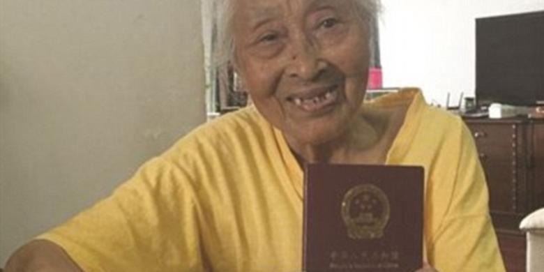 Baru Punya Paspor, Nenek 101 Tahun Ini Langsung 
