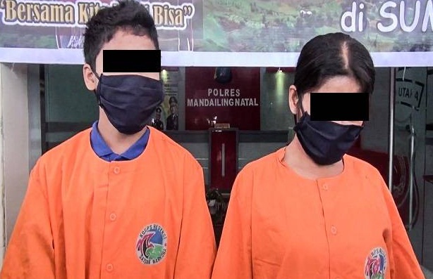Ajak Anaknya yang Masih SMP Jualan Ganja, Janda Ini Menangis Saat Ditangkap Polisi