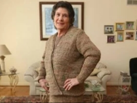 Nenek Ini Buat Pakaian Cantik dari Kantong Plastik