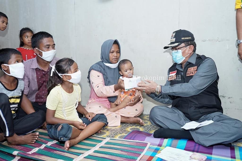 Bupati Inhil HM.Wardan Serahkan Bantuan Kepada Keluarga Korban laka laut di Kuindra
