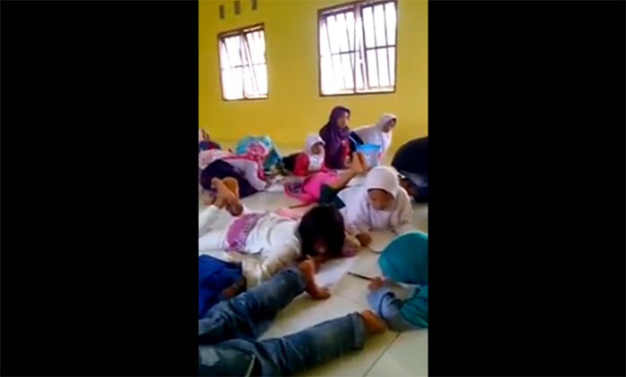 VIDEO: Siswa MDA di Kebun Tanjung Medan Rohil Ini Belajar Tanpa Meja dan Kursi