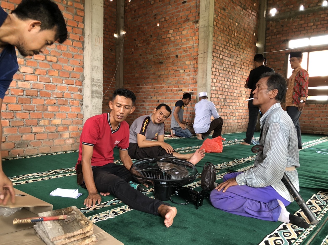 Persiapan Isra Miraj, Warga Tanjung Uma Gelar Gotong Royong