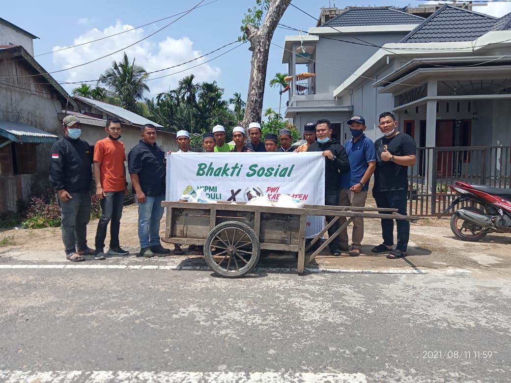 Peduli Sesama Ditengah Pandemi, HIPMI dan PWI Inhil Gelar Baksos Berbagi Sembako