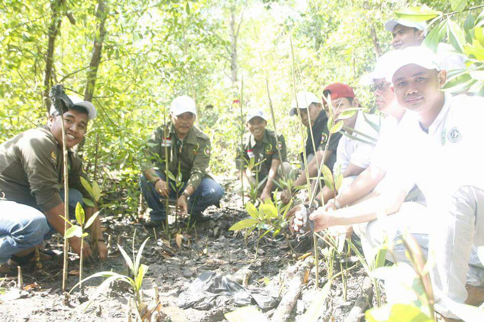 BP3R dan IKPMR Bogor Tanam Mangrove di Pantai Solop