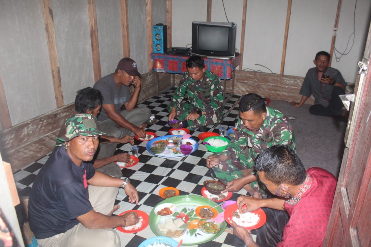 Satgas TMMD Kodim 031/Inhil Makan Bersama Warga