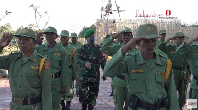 Kesal dan Ketawa Lihat Hansip Dilatih PBB oleh Prajurit TNI