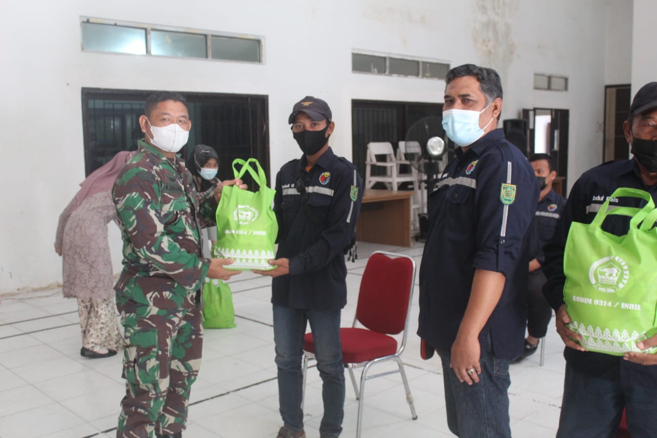 Penggali Kubur Jenazah Covid-19 Dapat Bantuan Dari Kodim 0314/Inhil