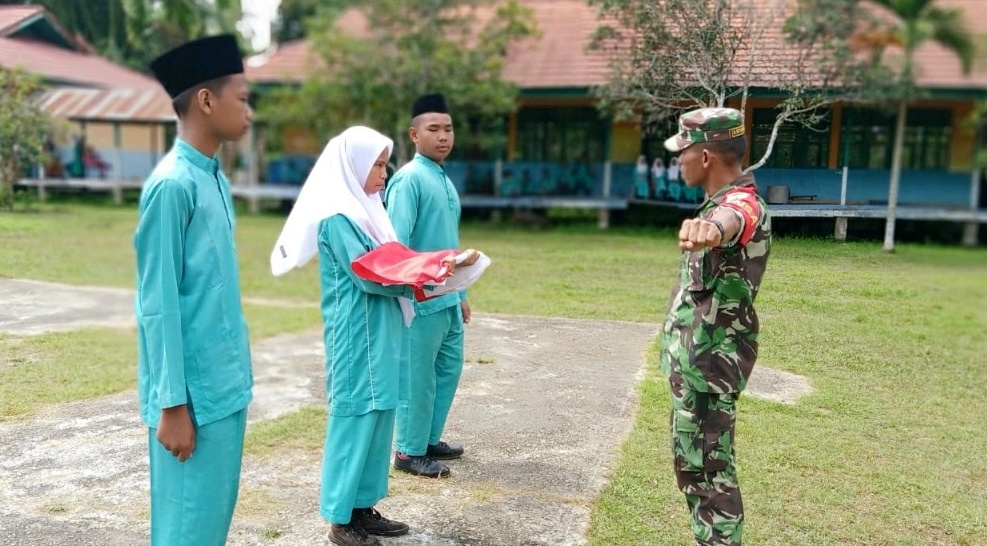 Babinsa Koramil 08/Mandah Latih Siswa MTs N Upacara Bendera