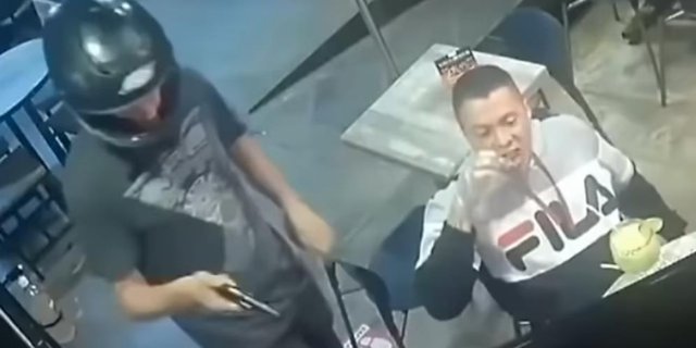 Pria Ini Malah Tetap 'Santuy' Nikmati Ayam Gorengnya Meski Perampok Todongkan Pistol