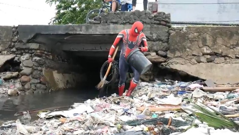 Aksi Spiderman, Masuk Drainase dan Kolong Sungai untuk Pungut Sampah