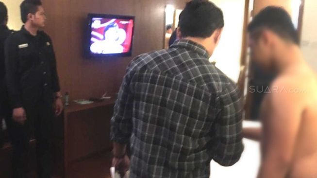 Prostitusi Online Gay Digerebek Polisi, Wig dan Bra Sita