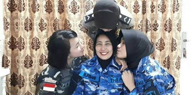 Potret Ibu dan 3 Anak Perempuan jadi Srikandi TNI Polri, Gagah dan Kompak Banget