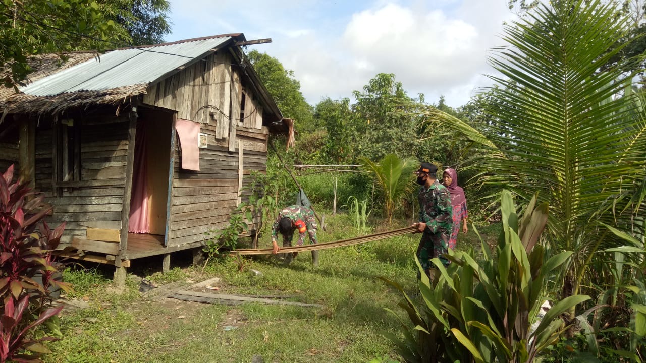 Pengabdian Untuk Negeri, Koramil 01/Sambas Bedah Rumah Warga