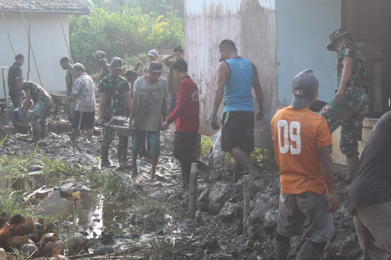 Satgas TMMD dan Masyarakat Gotong Royong Buat Jalan dan Pelataran Surau