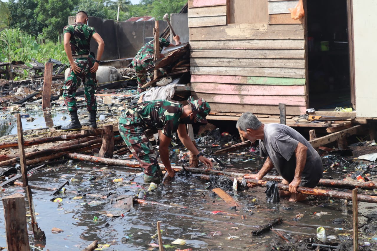 Bantu Pengerjaan Rumah Korban Kebakaran, Personil Kodim 0314/Inhil Dikerahkan
