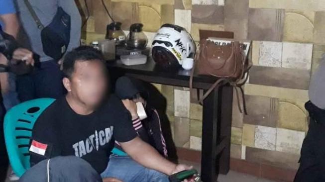 BIKIN MALU... Tertangkap Mesum di Hotel Pejabat ini Pasang Muka Beringas
