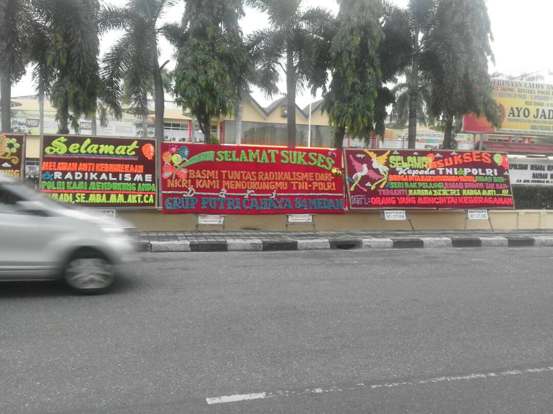 Papan Bunga Tolak Radikalisme Hiasi Polda Riau