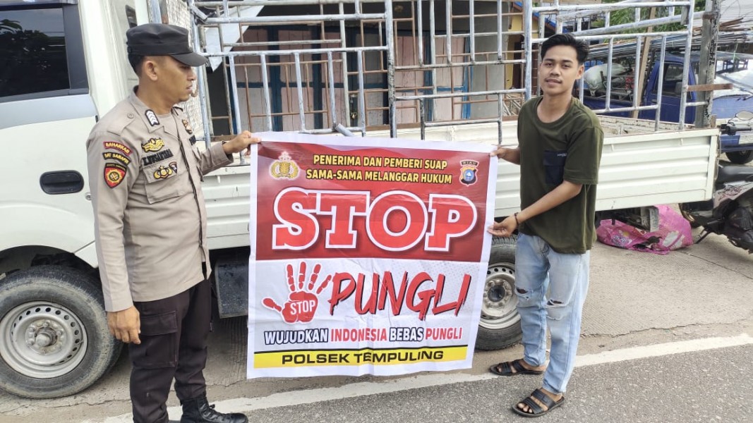 Bripka Kusuma Nusantara dan Bripka Surman Sosialisasi Saber Pungli di Kecamatan Tempuling