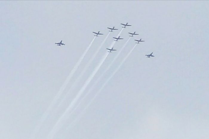 Tim Aerobatik Jupiter TNI AU Menari di Langit Pekanbaru