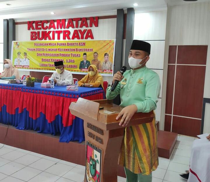 Camat Bukit Raya Pimpin Pelepasan ASN Masuk Masa Purna Bhakti