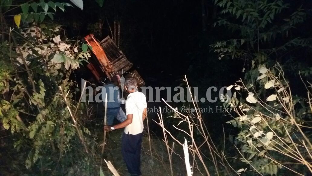 Mobil Pengangkut Alat Berat Terjun Ke Jurang Akibat Alami Pecah Transmisi