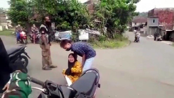 Wanita Ini Tiba-Tiba Menjerit Histeris saat Kendarai Motor, Kenapa?