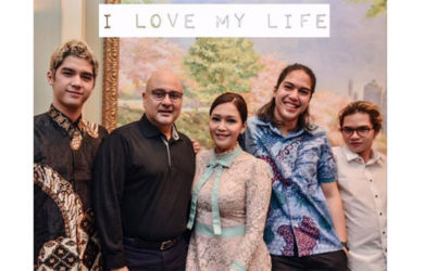 Resmi Menikah, Maia Estianty Pamer Foto dengan Irwan Mussry dan Anaknya