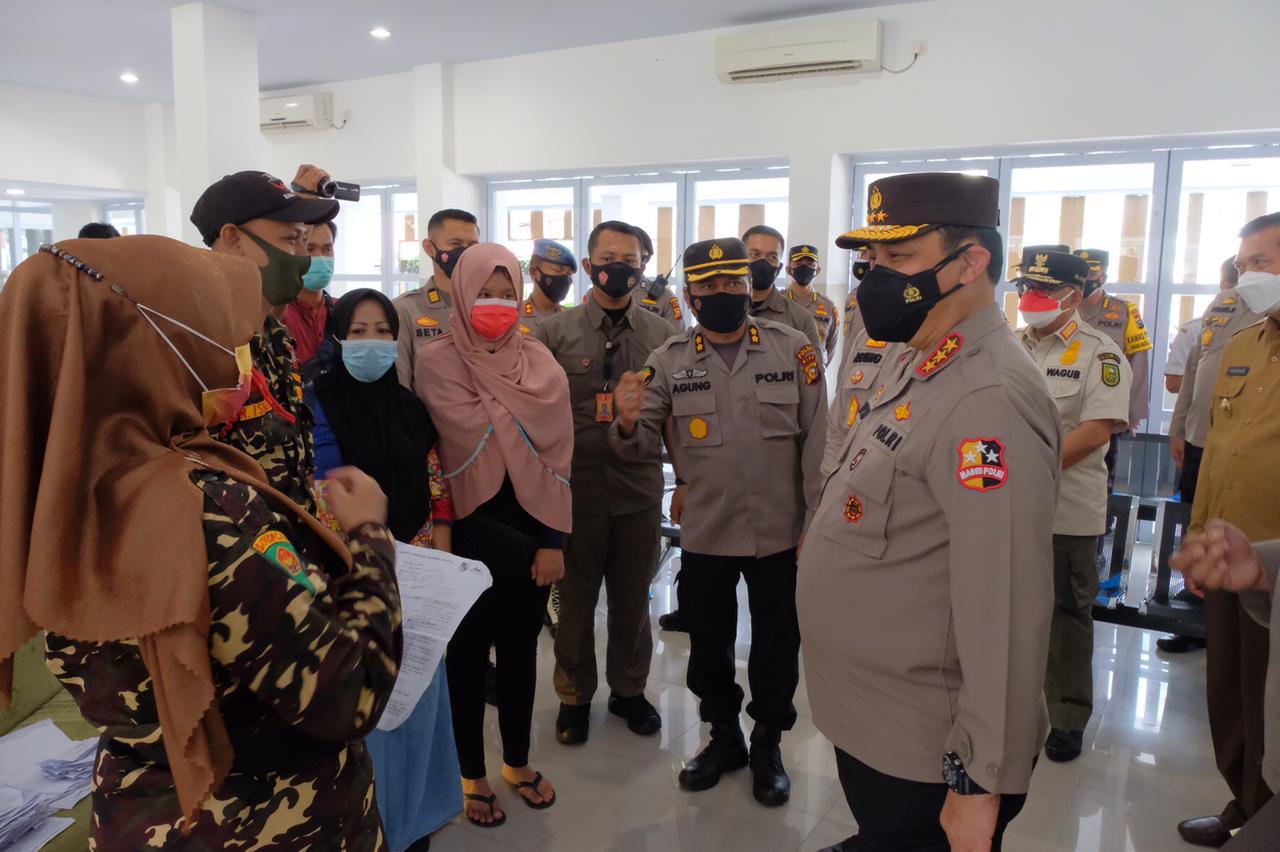 Kunjungi Vaksin Center, Wakapolri Tinjau Vaksinasi Dan Berikan Bantuan Masyarakat