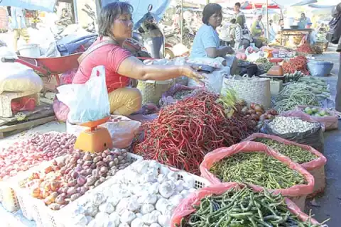 Jangan Harap Bisa Lewati Jalan Teratai Jam Sibuk, PKL Padat Berjualan