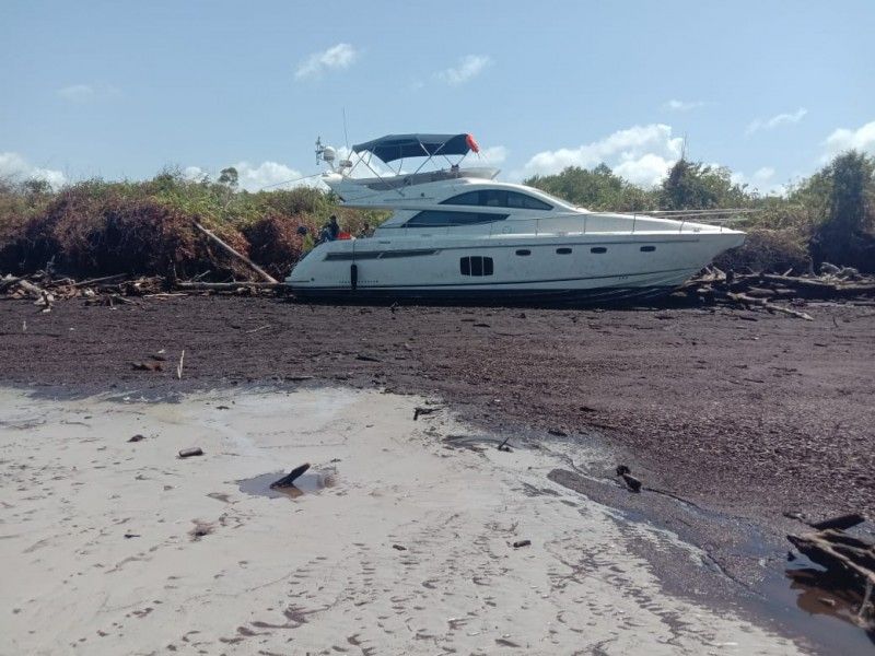Kapal Pesiar dan 5 WNA Terdampar di Pulau Bengkalis