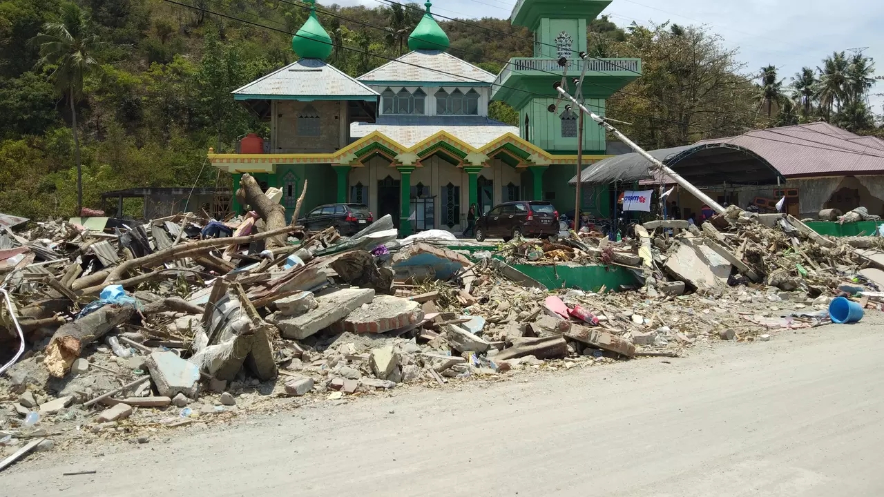 Berada Dibibir Pantai, Masjid Babul Jannah Masih Berdiri Kokoh Meski Diterjang Tsunami