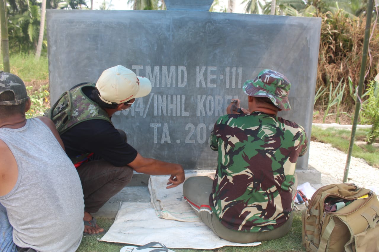 Tugu TMMD 111 di Teluk Bunian Mulai Diukir