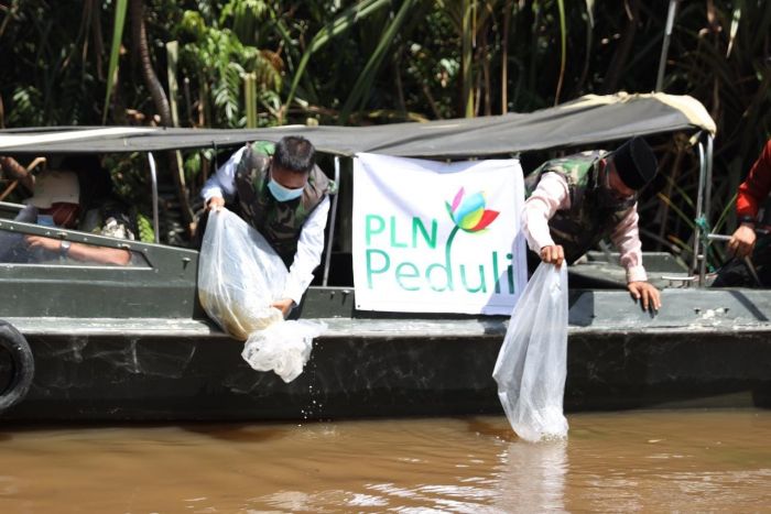 Lestarikan Sungai Siak, Kelompok Sadar Wisata Okura menerima bantuan TJSL PLN