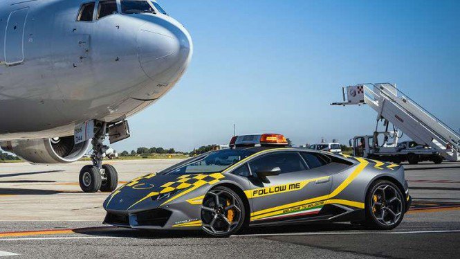 Bandara Ini Pakai Supercar untuk Memandu Pesawat