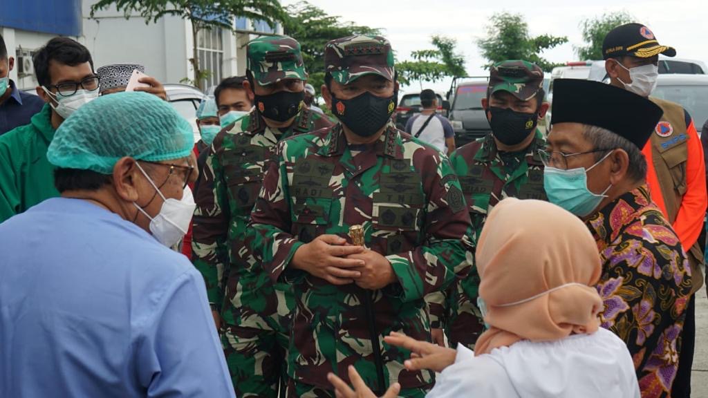 Di Mamuju, Panglima TNI Tinjau Korban di RSUD Sulbar dan Serahkan Bantuan Presiden Jokowi