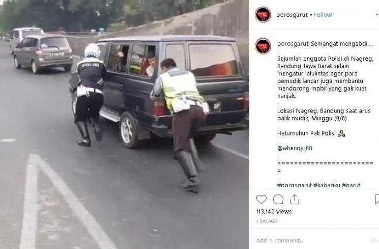 Salut! Aksi Polisi Bantu Dorong Mobil Pemudik yang Mogok di Nagrek