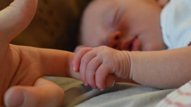 Dicium Sekali, Bayi Enam Bulan Terinfeksi Herpes hingga Masuk ke Mata