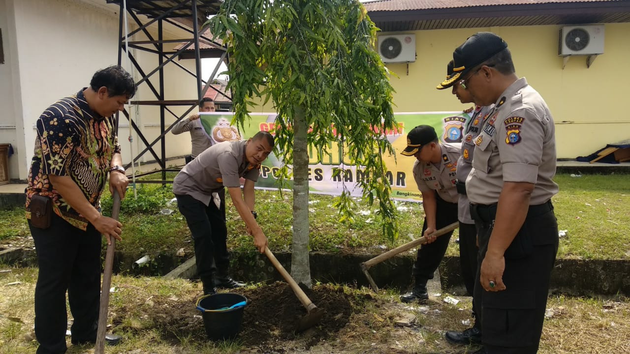 Polres Kampar Gandeng Pemkab dan TNI Sukseskan Gerakan Menanam Pohon
