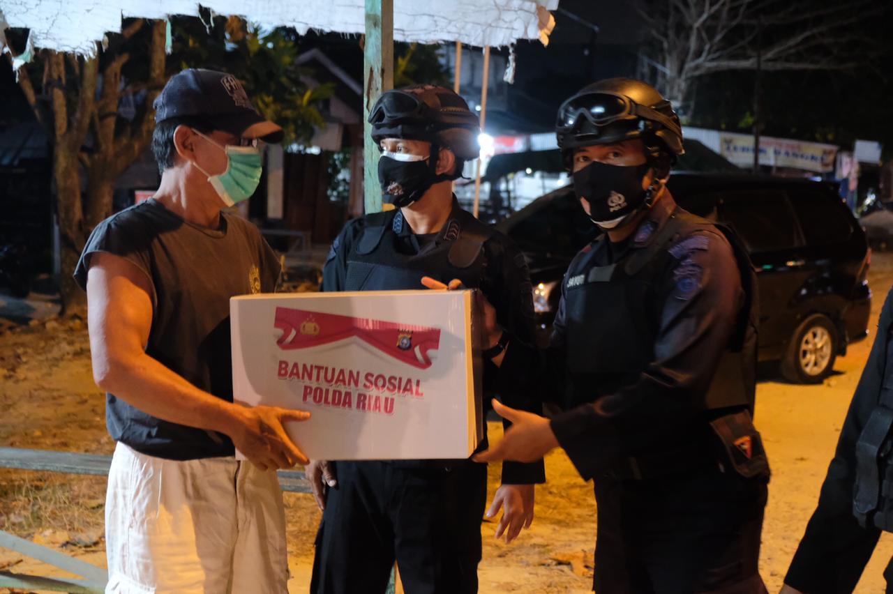 2.302 Personel Jajaran Polda Riau Diterjunkan Dalam Patroli Skala Besar, Bagikan 2.655 Paket Sembako